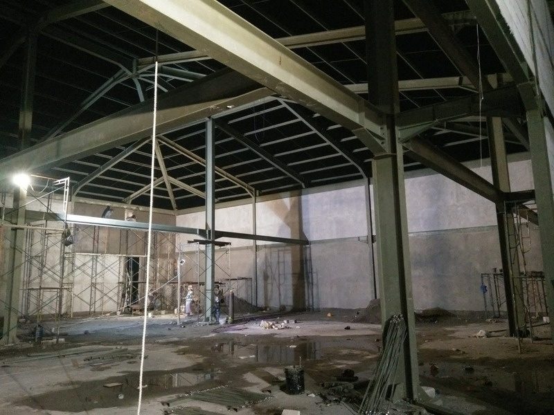 Pekerjaan struktur baja pada proyek gedung