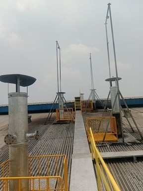 Cerobong di atap bangunan industri